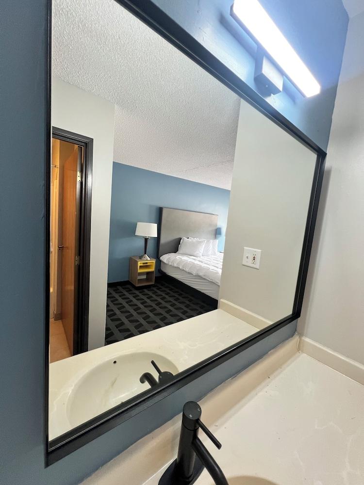 LakeWood Inn & Suites photo 13