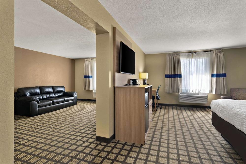 Clarion Pointe Bloomington – Normal near I-55 and University photo 21