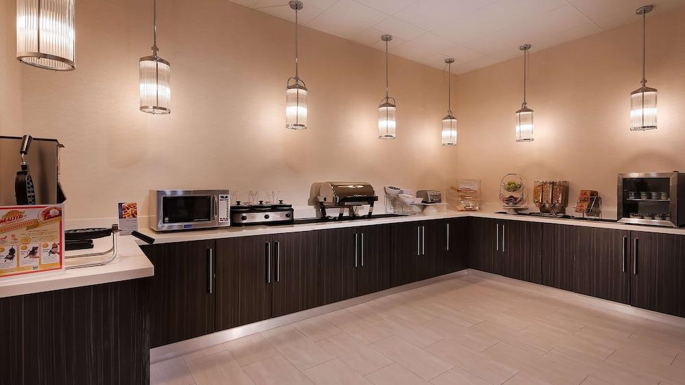 Best Western Plus Executive Residency Baytown photo 29