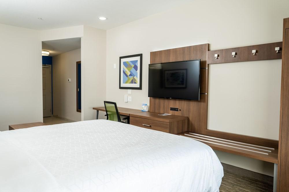 Holiday Inn Express & Suites Lake Forest by IHG photo 7