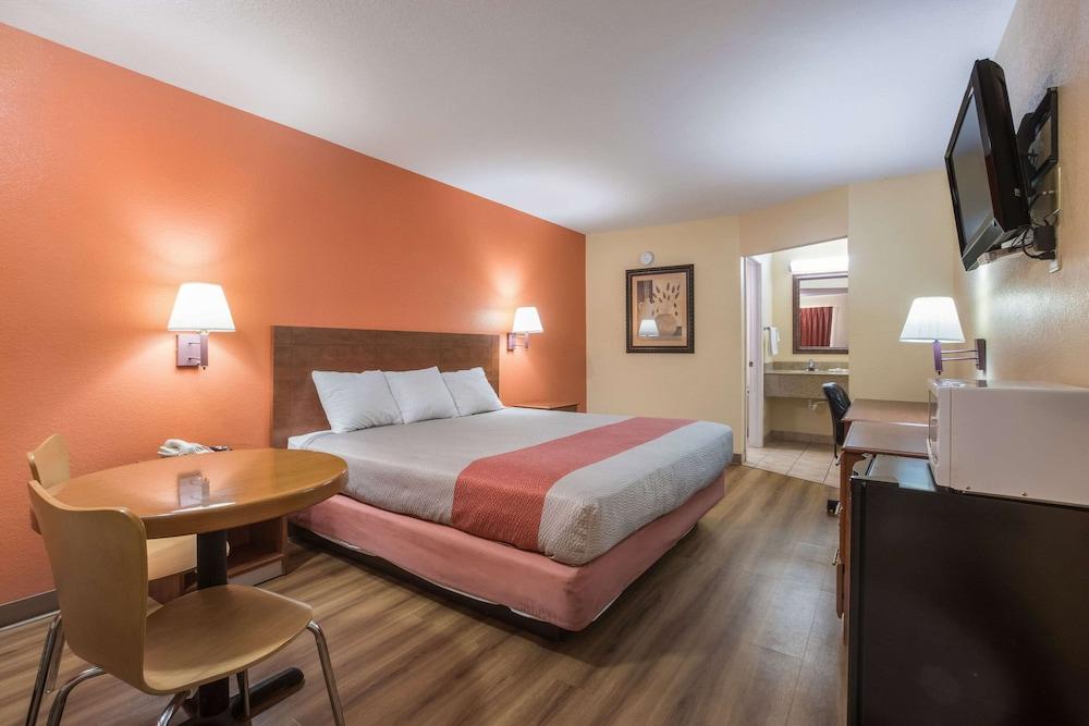 Rodeway Inn & Suites photo 17