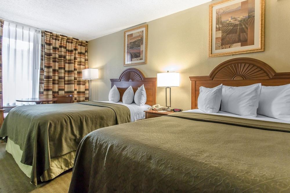 Rodeway Inn photo 12
