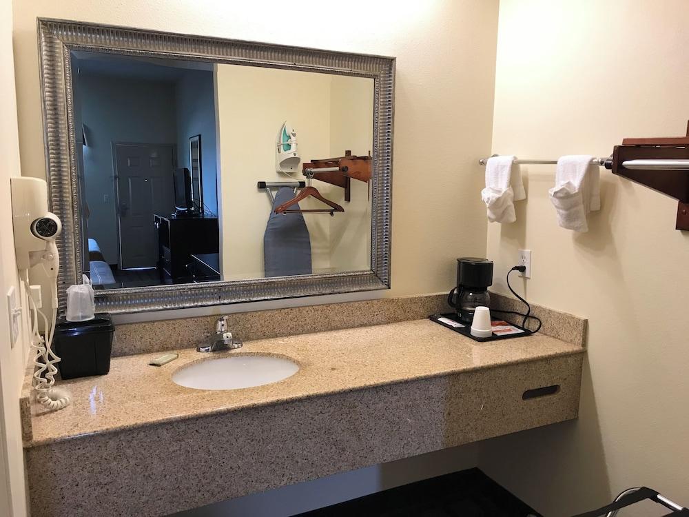Executive Inn & Suites photo 5