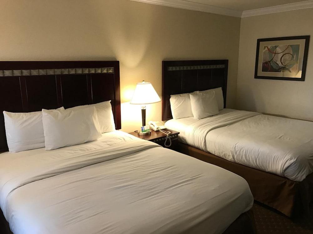 Oak Tree Inn photo 21