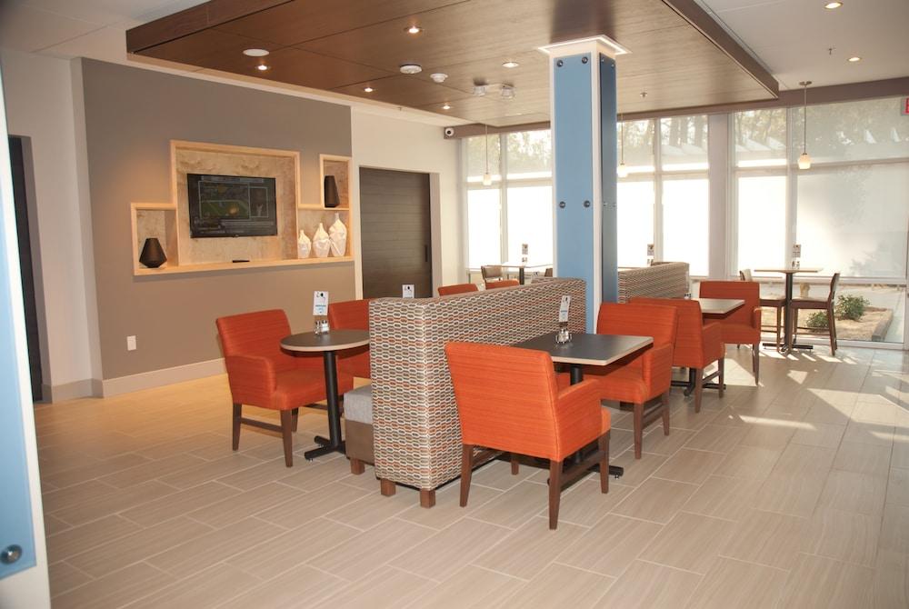 Holiday Inn Express & Suites Decatur by IHG photo 3