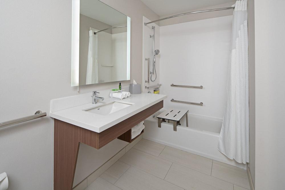Holiday Inn Express Hotel & Suites SeaTac by IHG photo 13