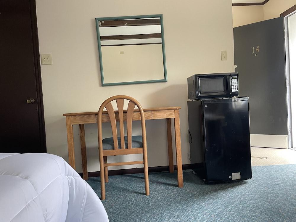 Gatehouse Motel photo 93