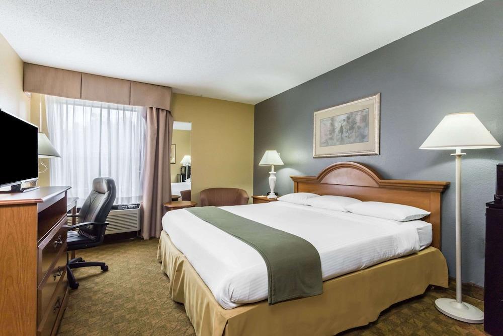 Days Inn by Wyndham Selma photo 3