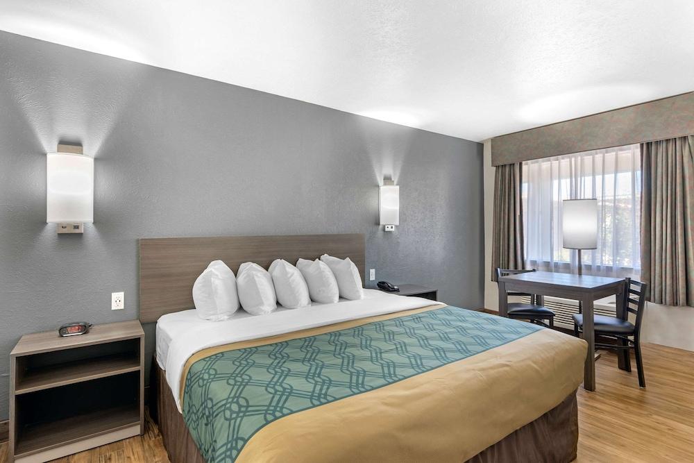 Econo Lodge Inn & Suites Socorro photo 17