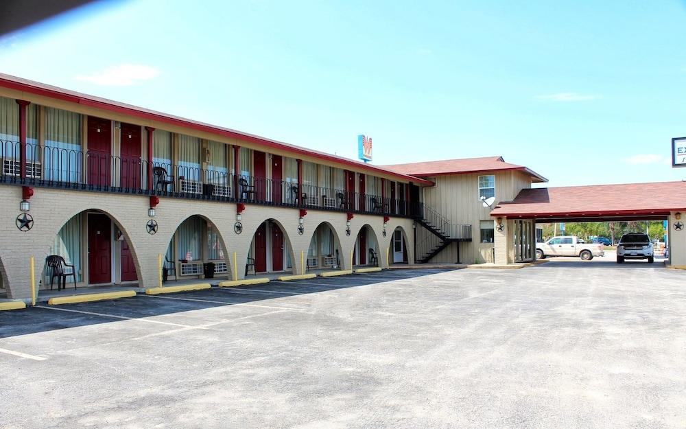 Executive Inn and Suites photo 1