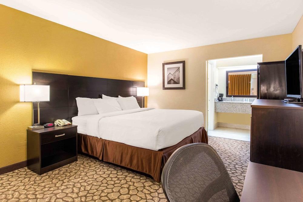 Ramada by Wyndham Santee I-95 photo 27