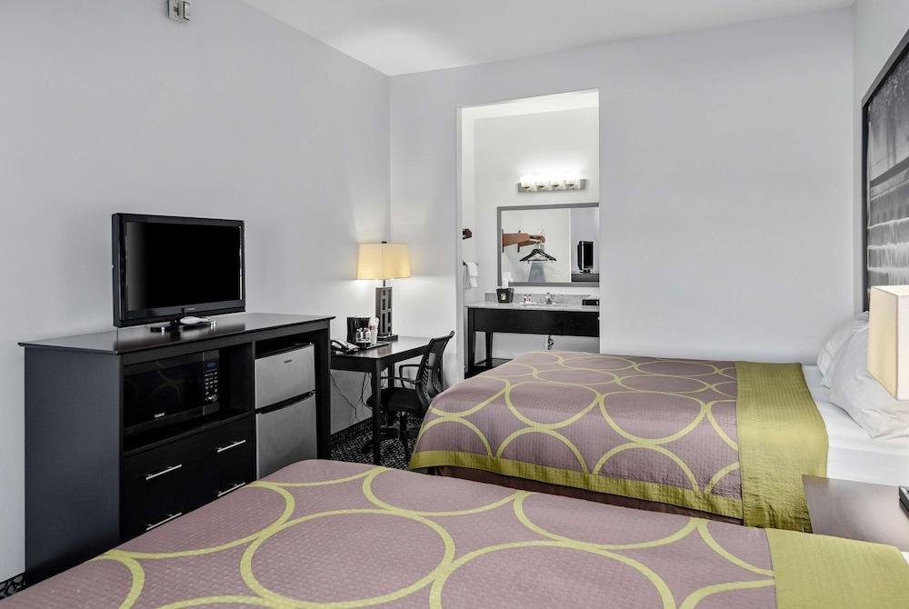 Super 8 by Wyndham Carthage TX photo 18