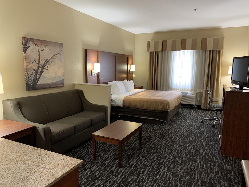Quality Inn & Suites Hendersonville - Flat Rock photo 24