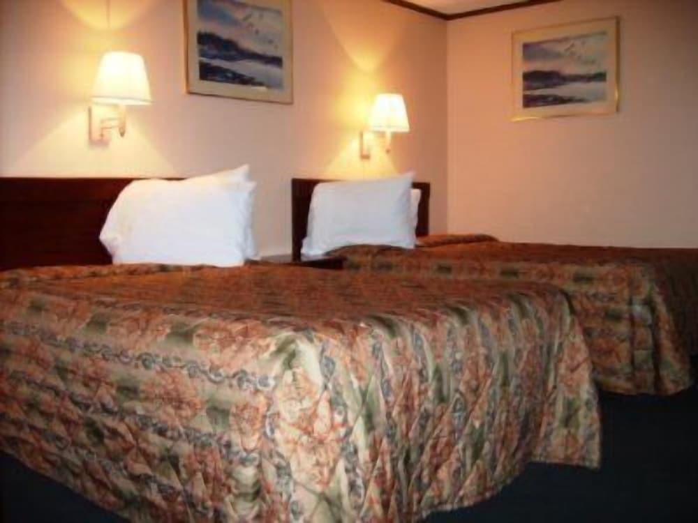 Budgetel Inn & Suites photo 7
