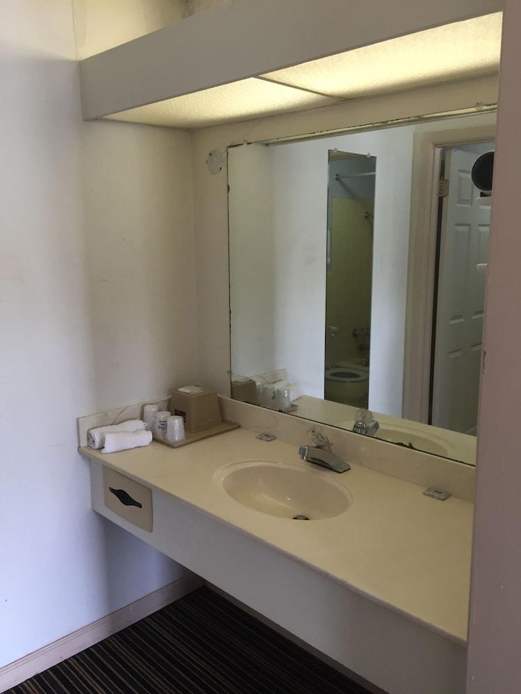 Scottish Inn & Suites photo 5