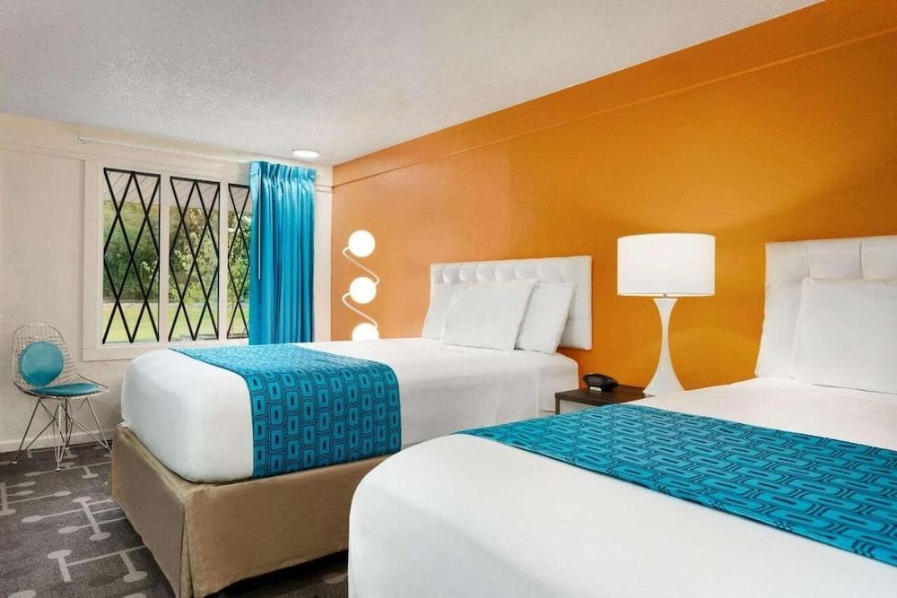 Dover Inn & Suites photo 2