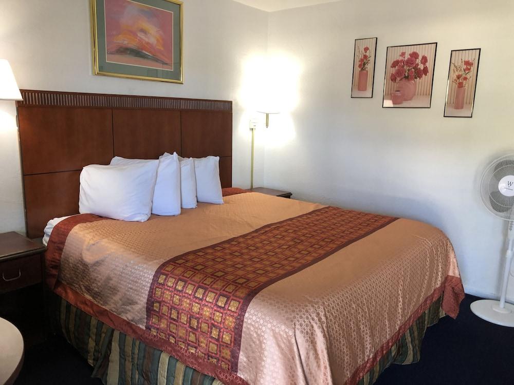 Best Budget Inn photo 8