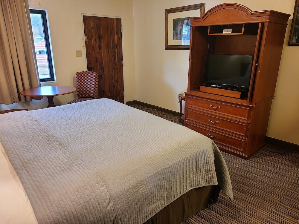 The Mountaineer Inn photo 7