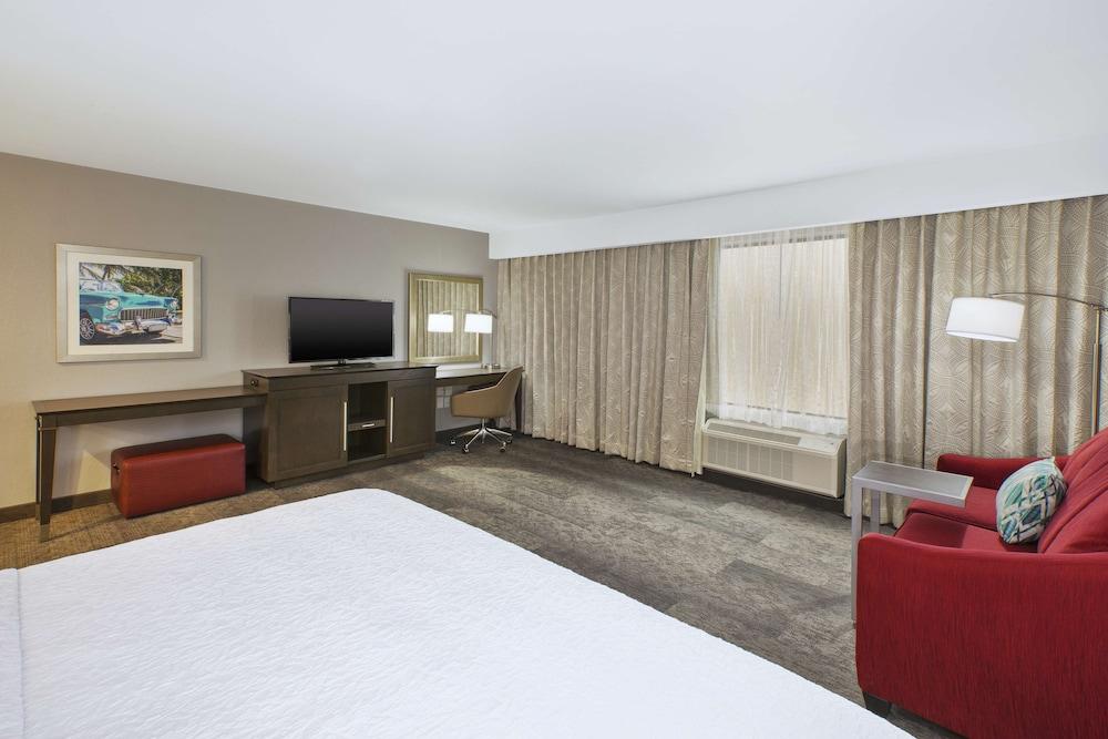 Hampton Inn by Hilton Detroit Dearborn photo 13