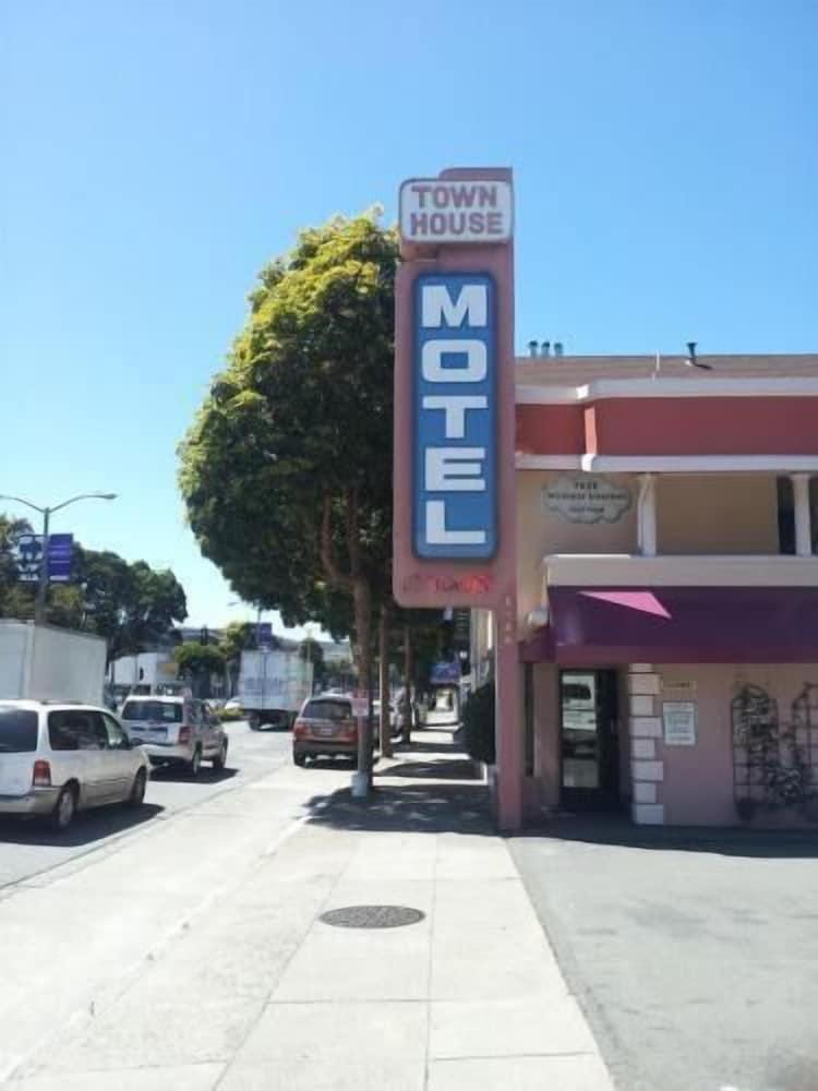 Townhouse Motel photo 23