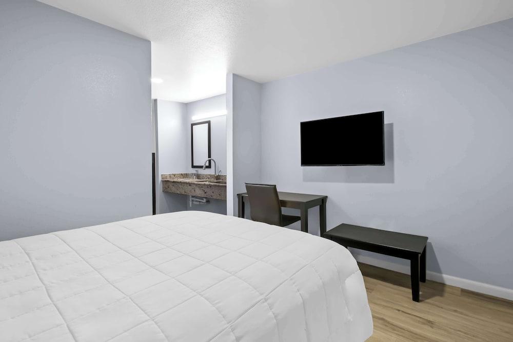 Americas Best Value Inn Gonzales photo 15