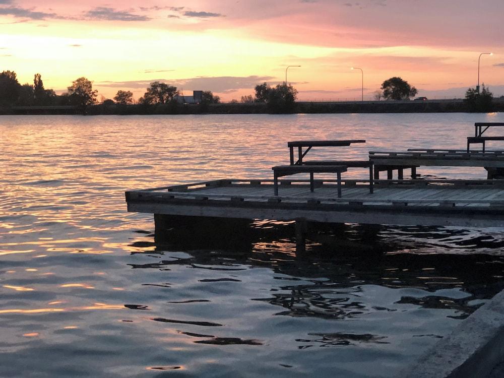 Lakeshore Inn Water Front photo 8