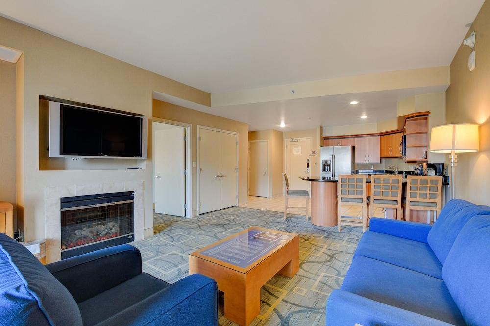 Sapphire Skyline Premium Suite photo 29