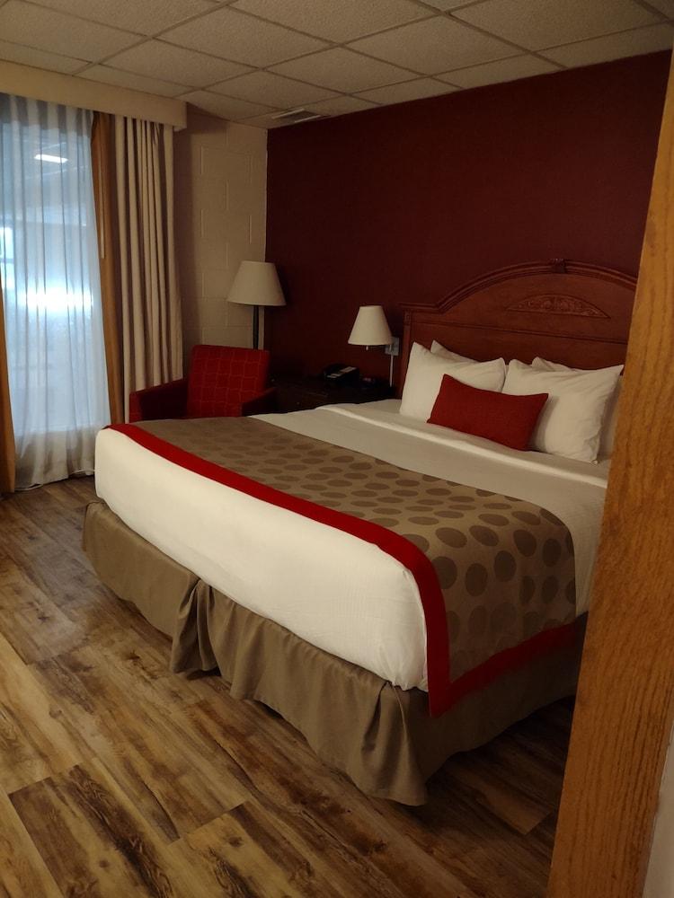Ramada by Wyndham Albert Lea photo 33