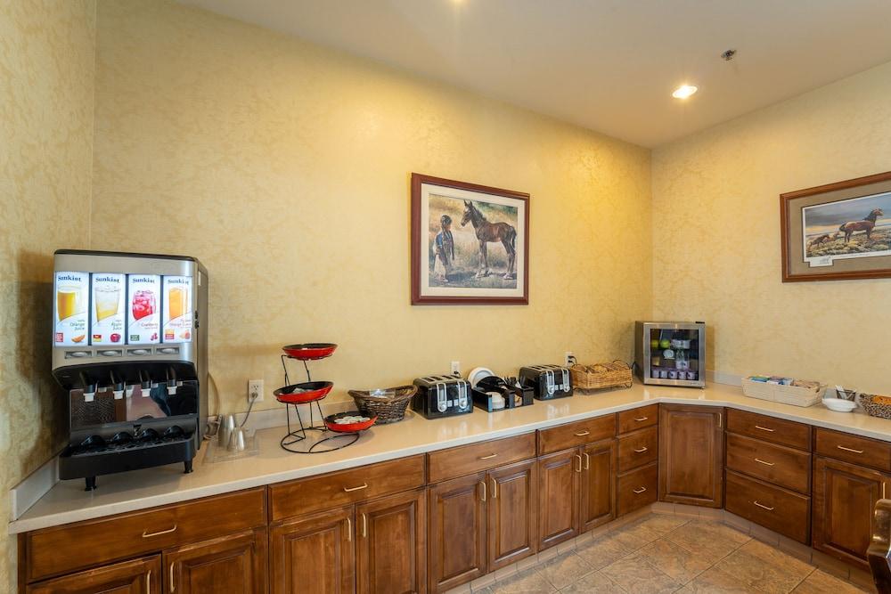 Silverland Inn and Suites photo 17