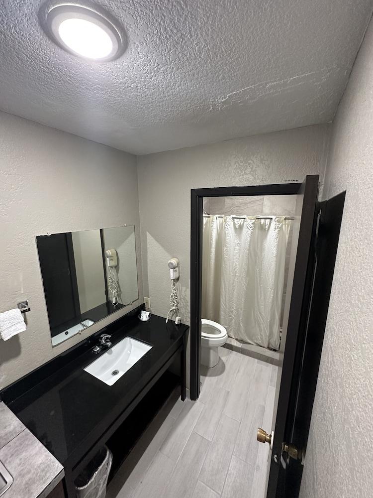 Village Inn Cotulla photo 27