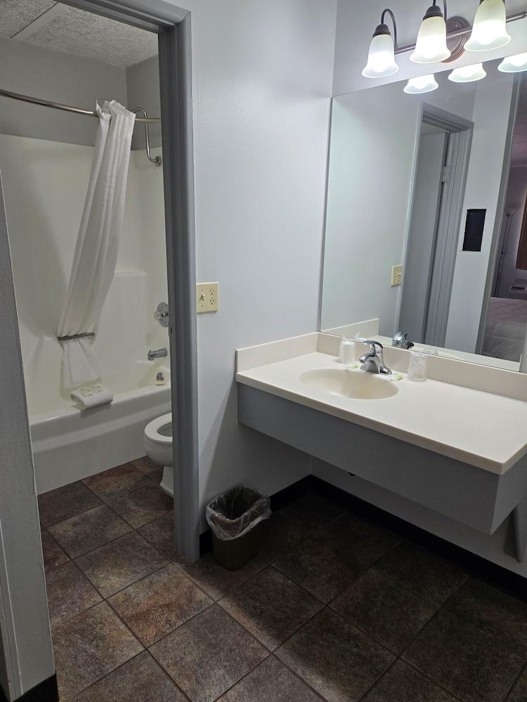 Home-Towne Lodge photo 18