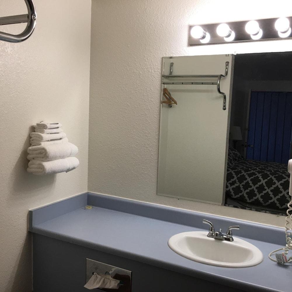 Belfair Motel photo 23
