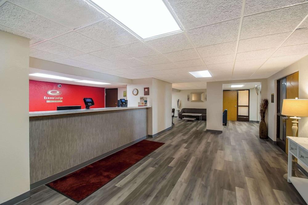 Econo Lodge Duluth near Miller Hill Mall photo 11