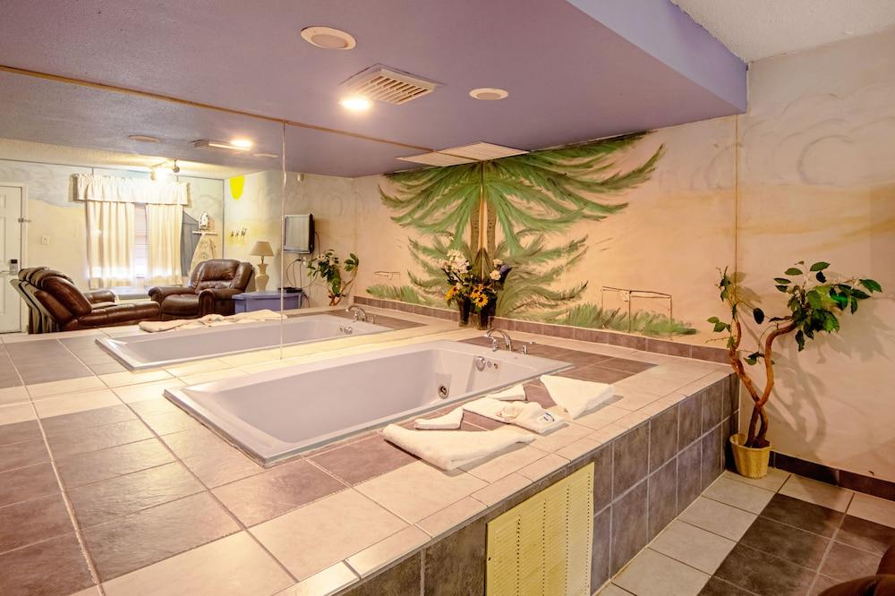 Economy Inn & Suites photo 17