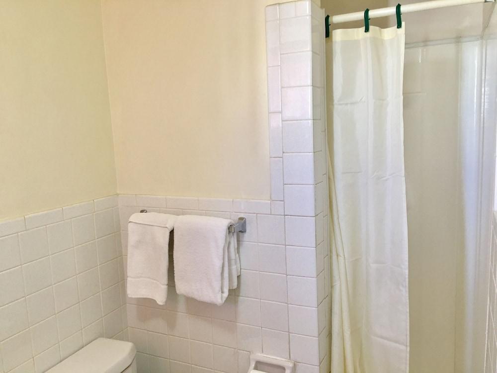 Traveler's Inn Motel photo 2