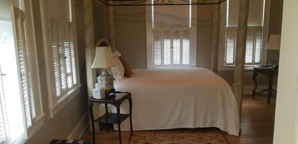 Downtown Guest Quarters Hotel photo 10
