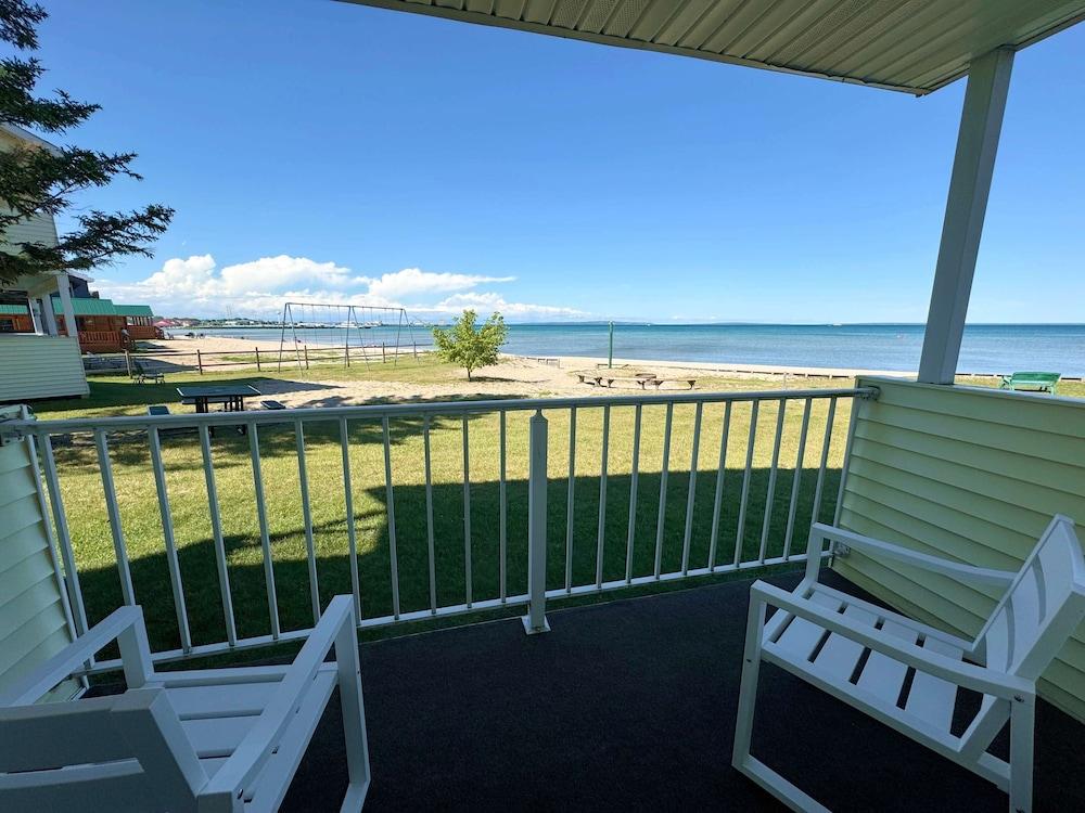 Beachcomber of Mackinaw photo 44