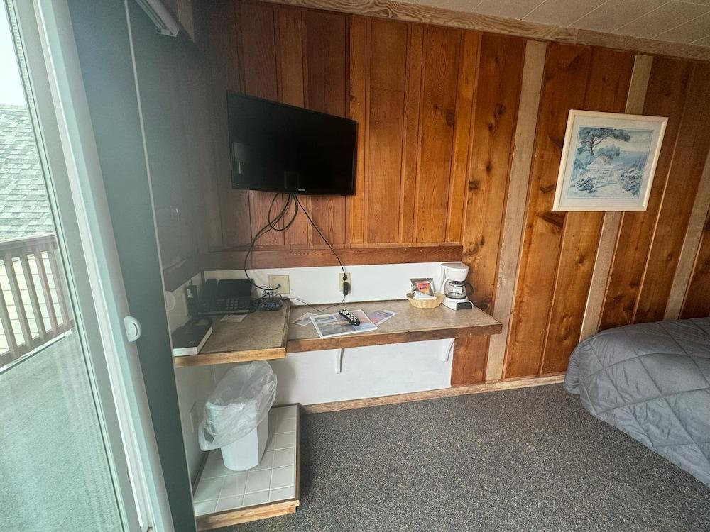 Sunset Oceanfront Lodging photo 18