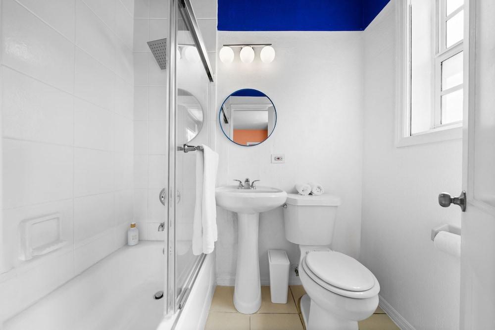 Blue Flamingo Suites photo 31