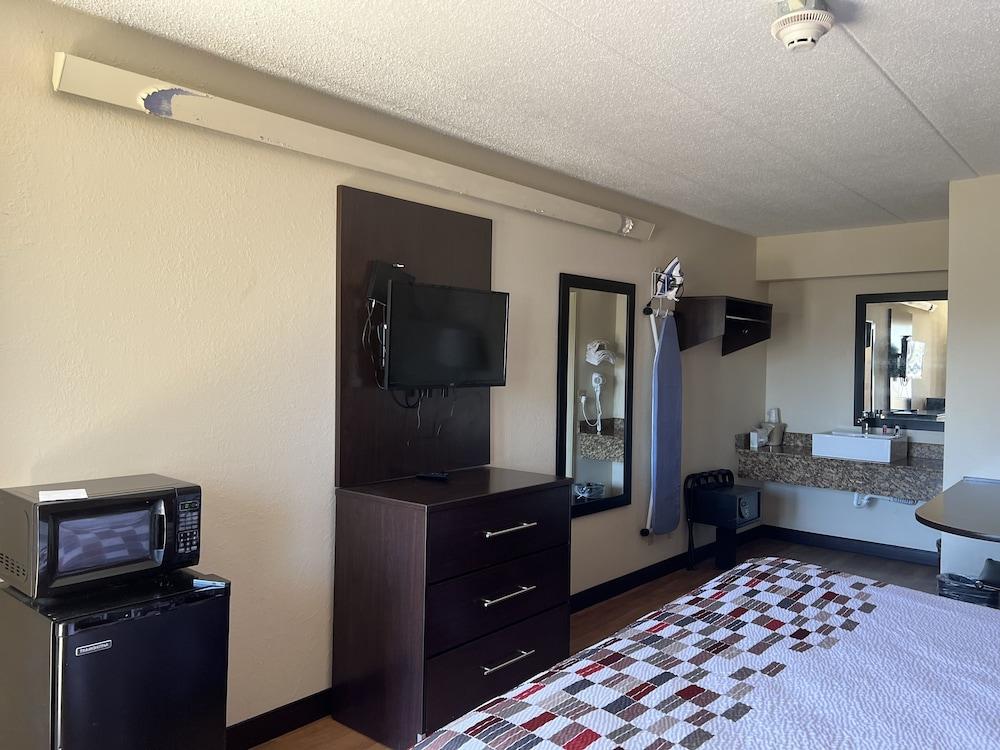Travelodge by Wyndham Holland/Toledo photo 11