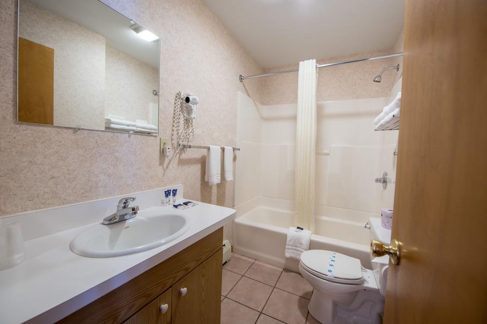 Adirondack Retreat Inn & Suites photo 27