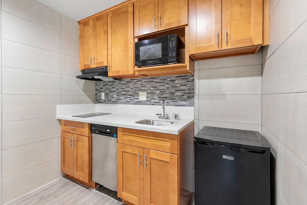 Le Blanc Inn & Suites photo 23