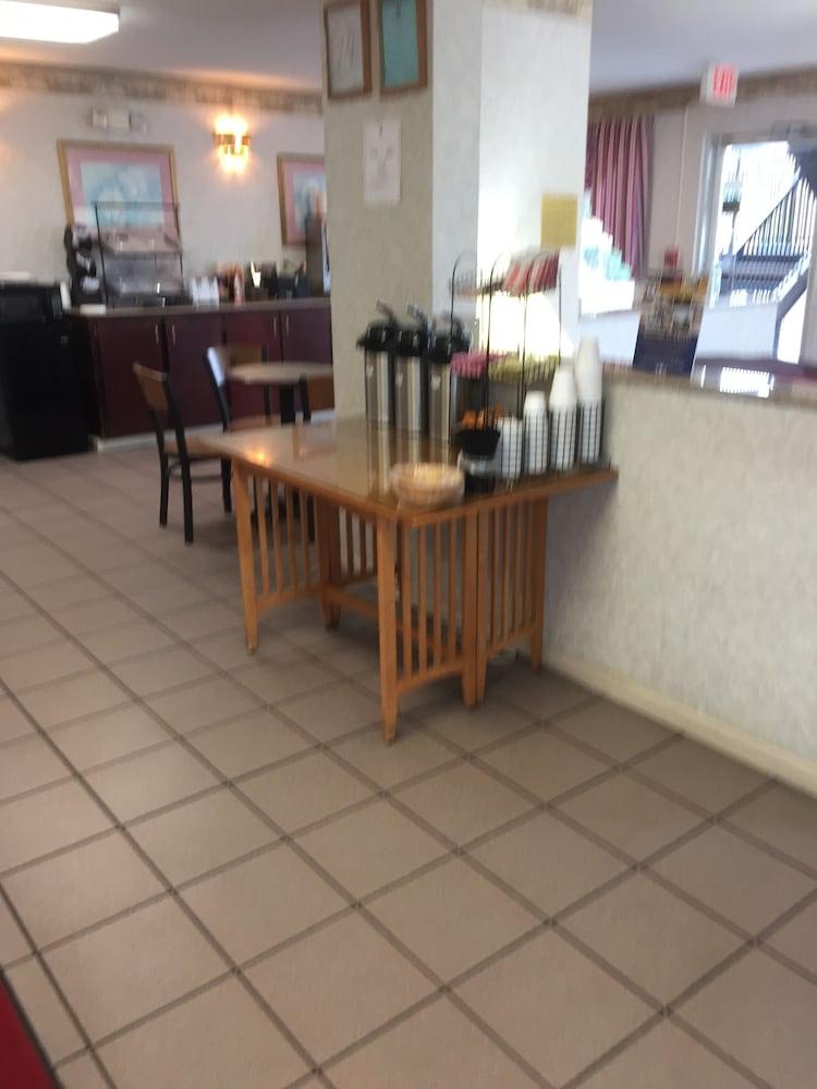 Econo Lodge Troy photo 22