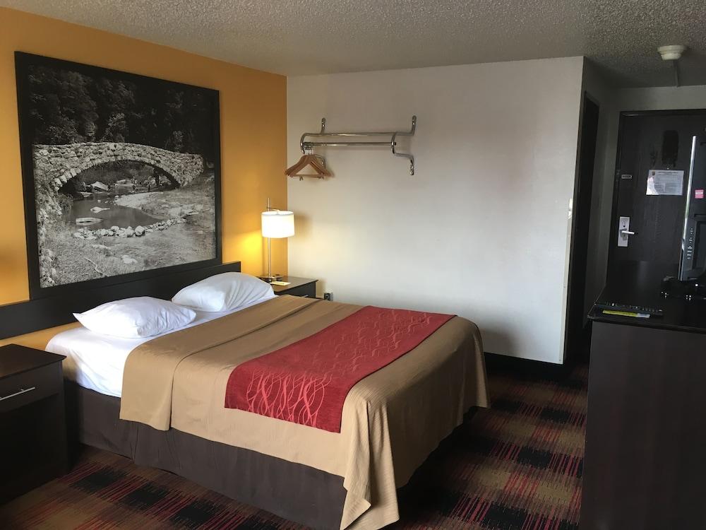 Red Roof Inn Ames photo 12