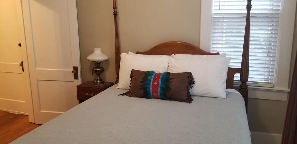 Belvedere Manor photo 2