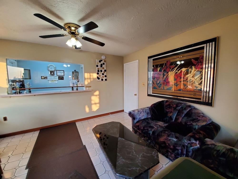 Royal Motel photo 23