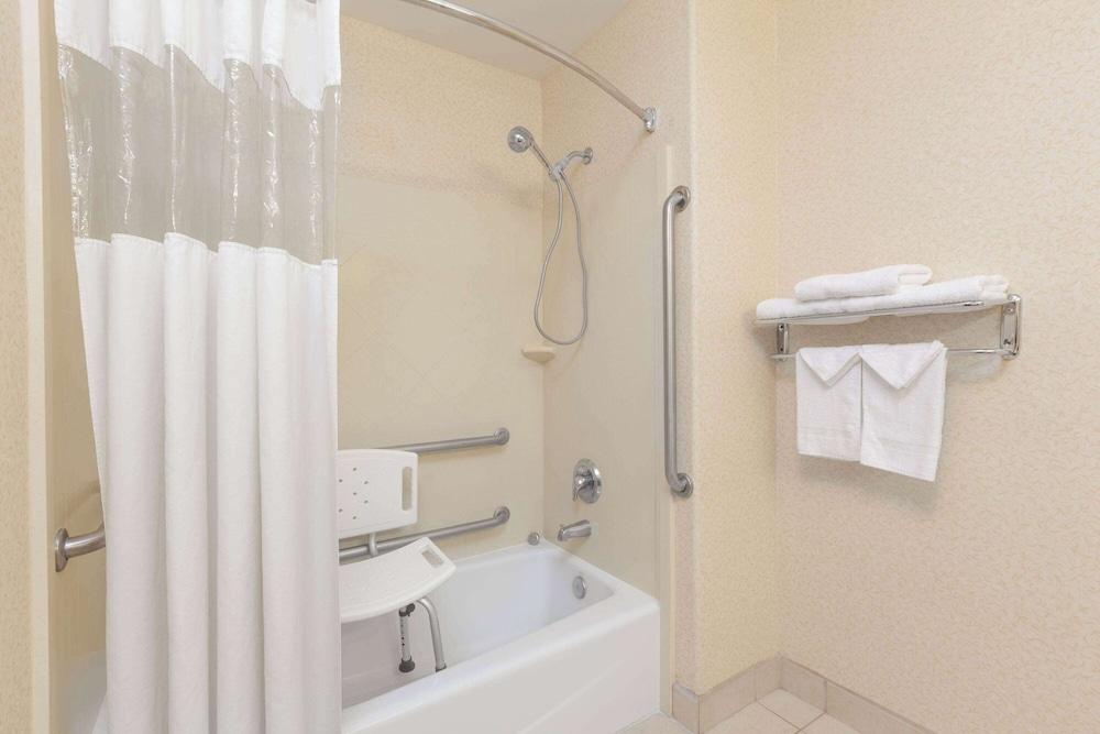 Howard Johnson by Wyndham Bakersfield photo 6