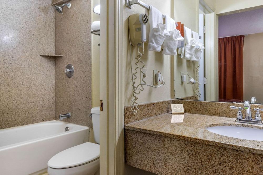 Econo Lodge Columbia Fort Jackson photo 22