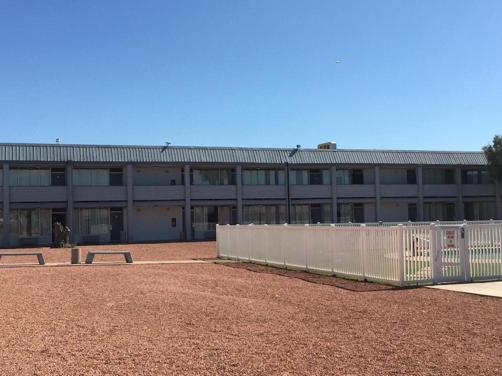 E-Z 8 Motel Phoenix Airporter photo 37