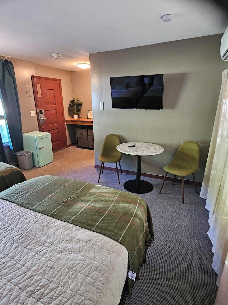 The Springs Motel photo 14